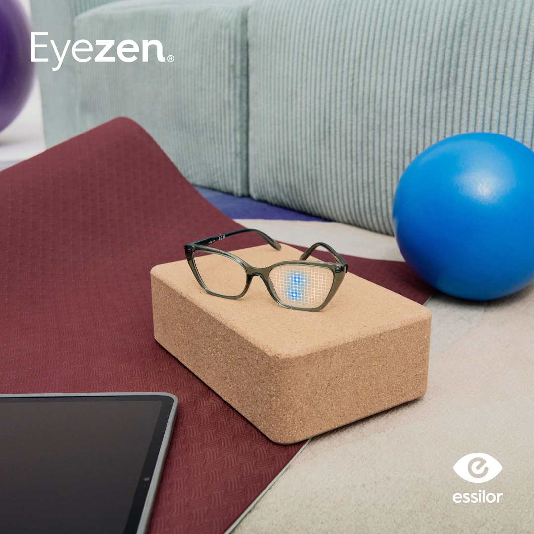 Khách thử kính và trải nghiệm tại ASV Optical Tân Phú
