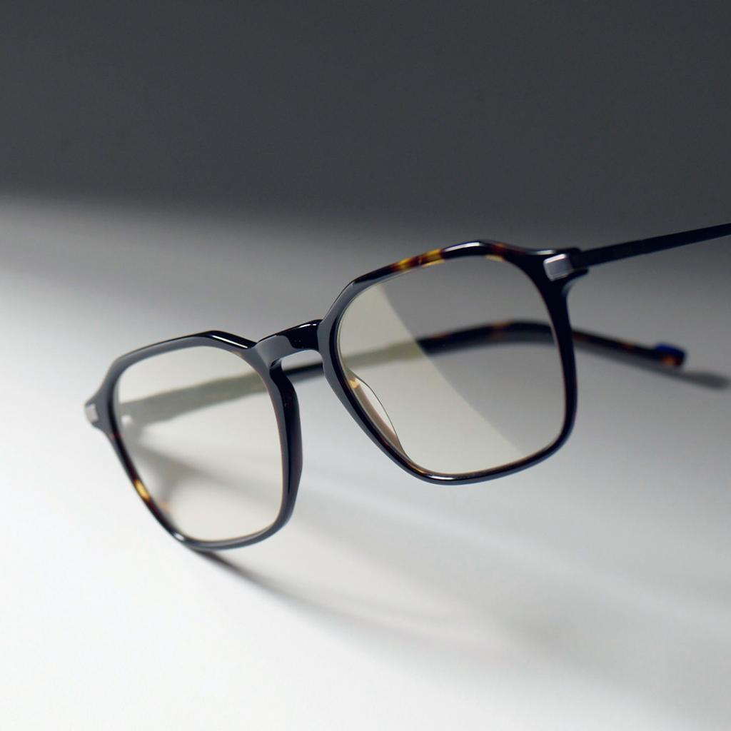 Khách hàng chọn tròng kính tại ASV Optical